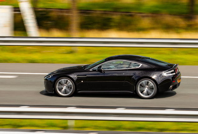 Aston Martin V12 Vantage Carbon Black Edition