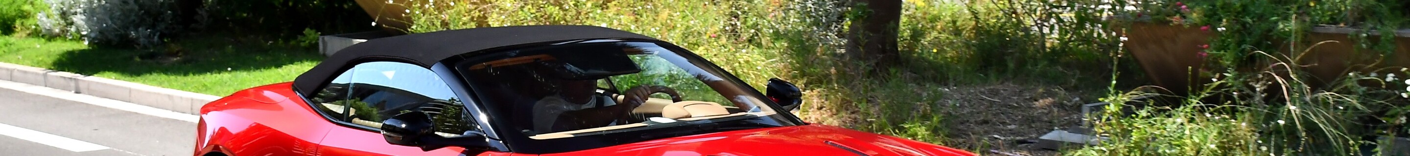 Aston Martin DB12 Volante