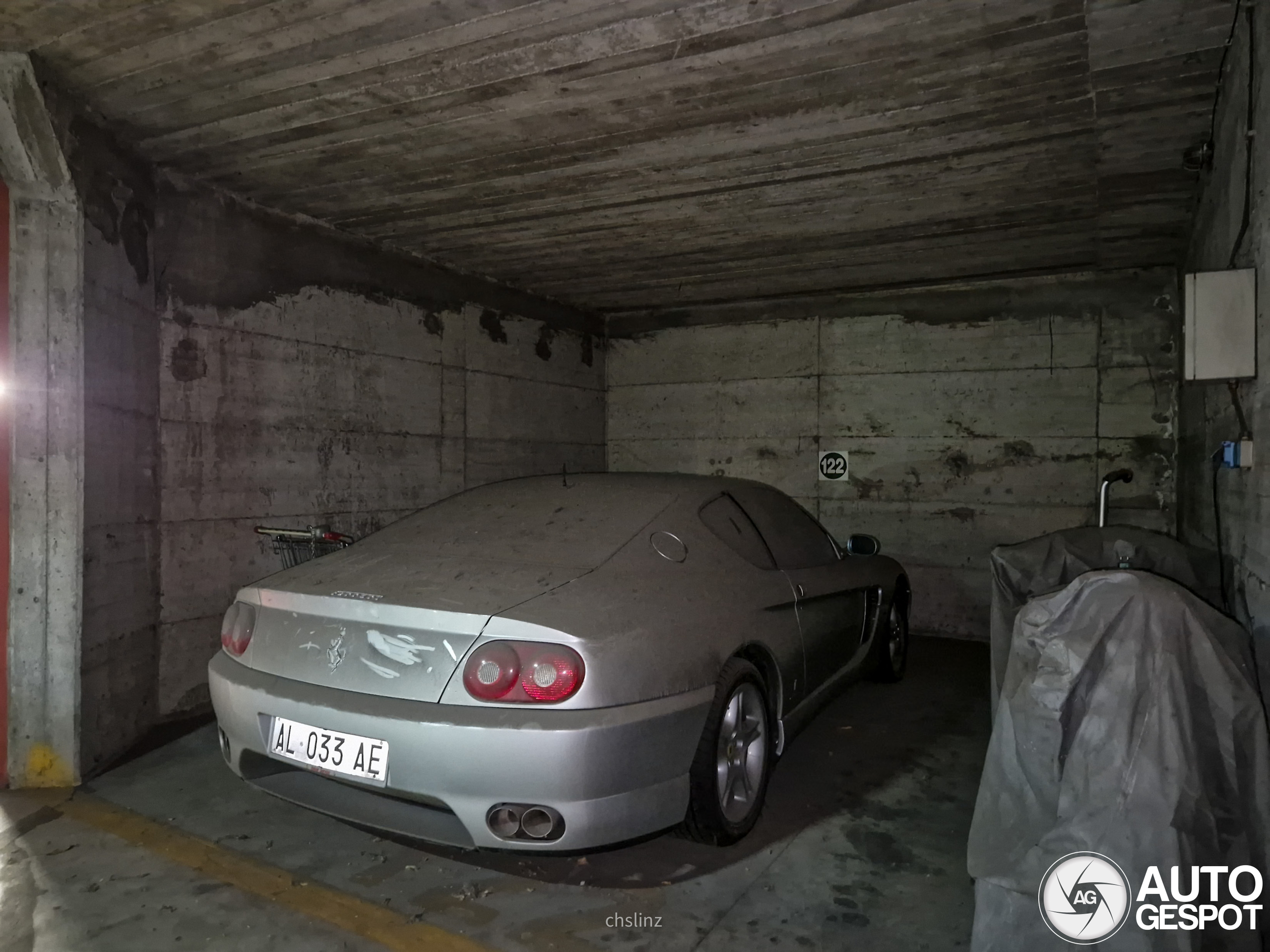 Ferrari 456 in Italië staat al jaren stil