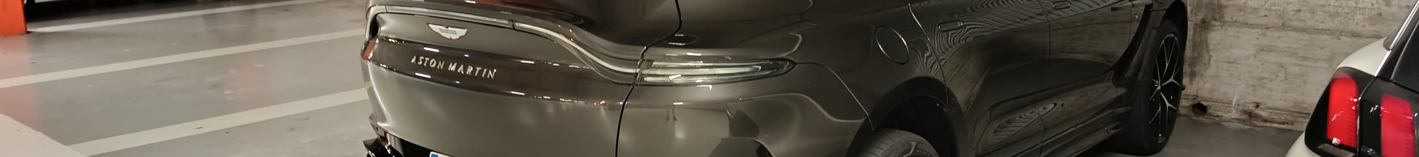 Aston Martin DBX S