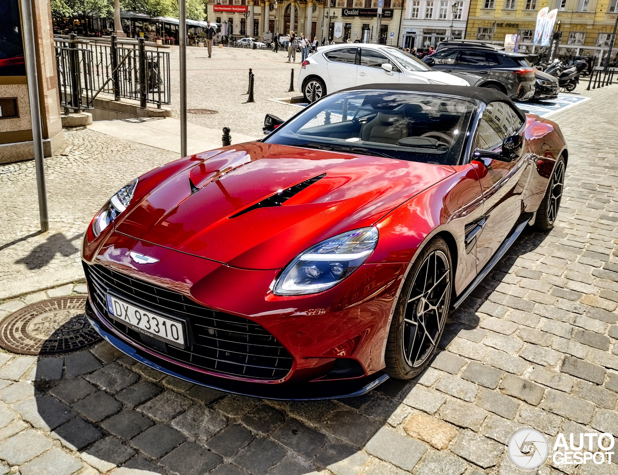 Aston Martin Vanquish Volante 2025