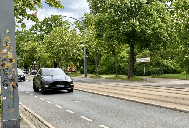 Aston Martin DBX707