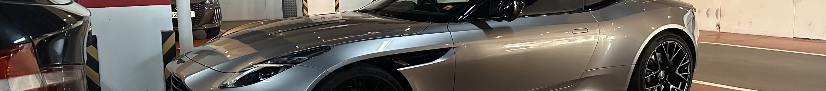 Aston Martin DB12 Volante