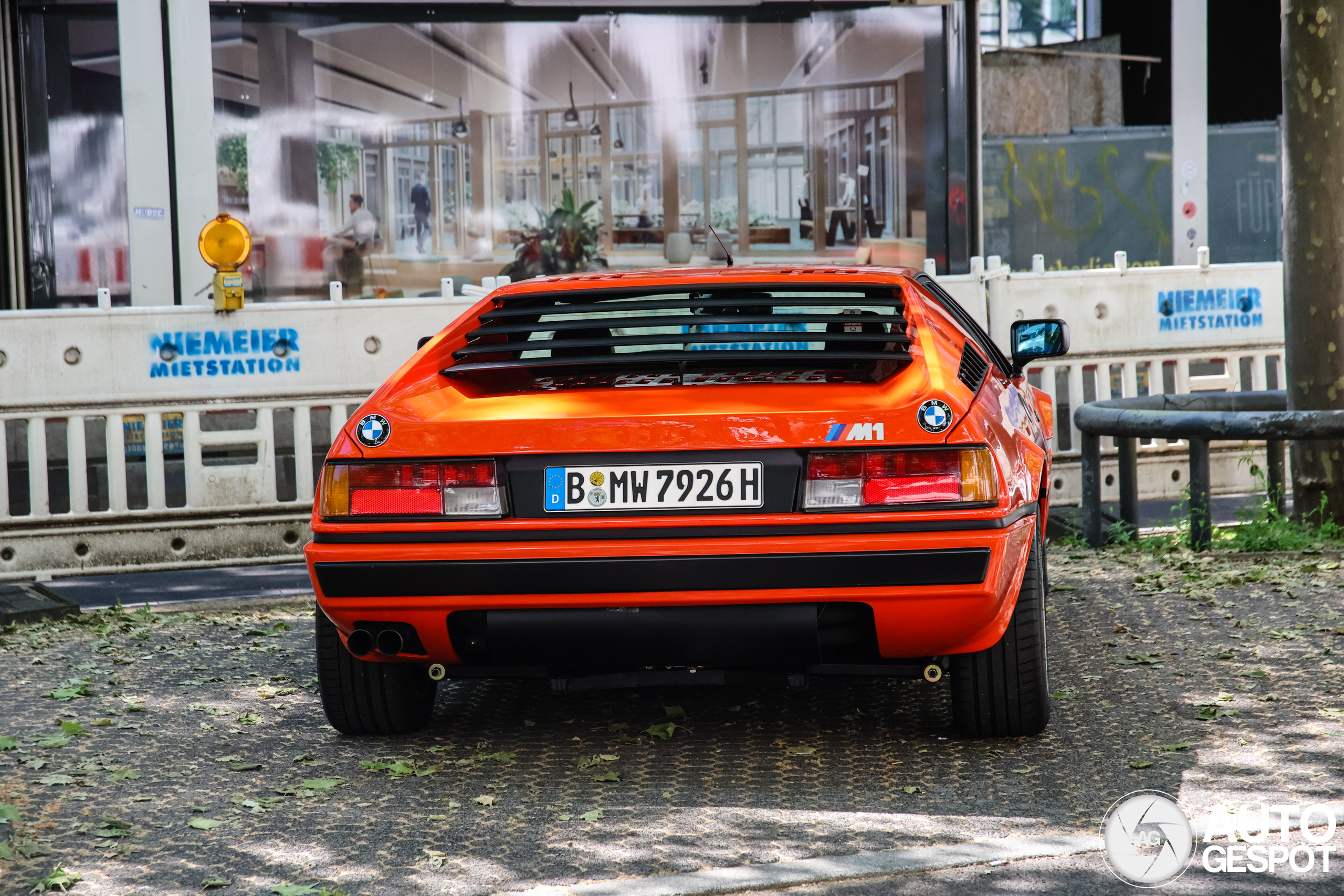 BMW M1 zorgt voor bijzondere spot in Berlijn!