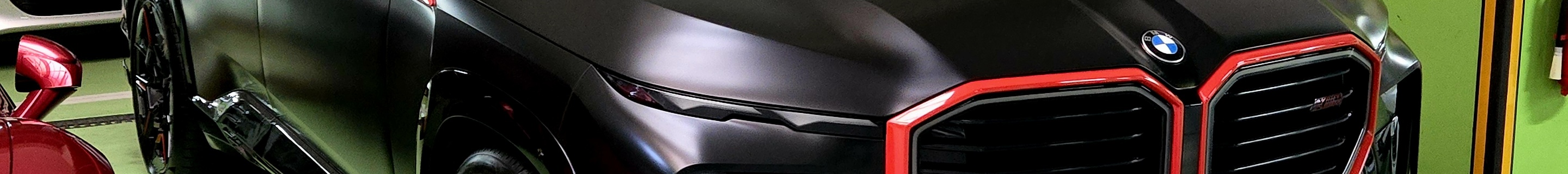 BMW XM G09 Label Red