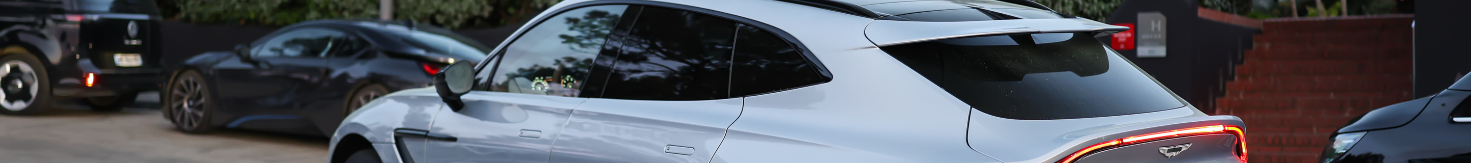 Aston Martin DBX707