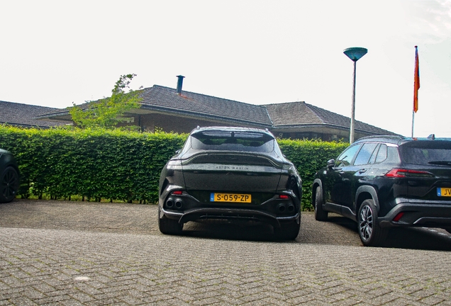 Aston Martin DBX707