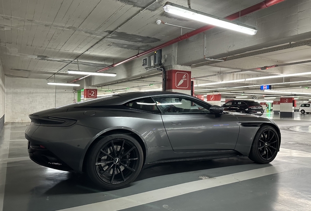 Aston Martin DB11 AMR