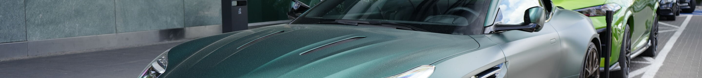 Aston Martin DB12