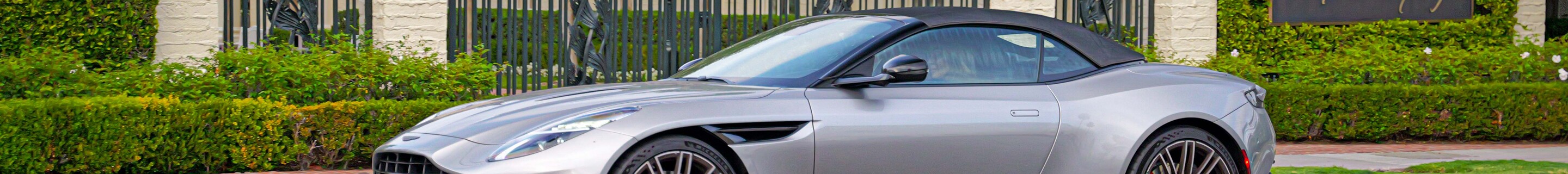 Aston Martin DB12 Volante