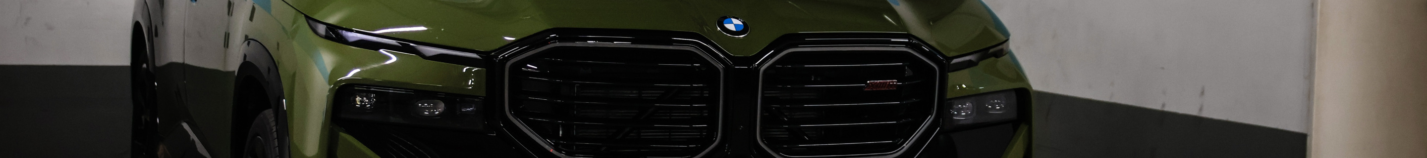 BMW XM G09 Label Red
