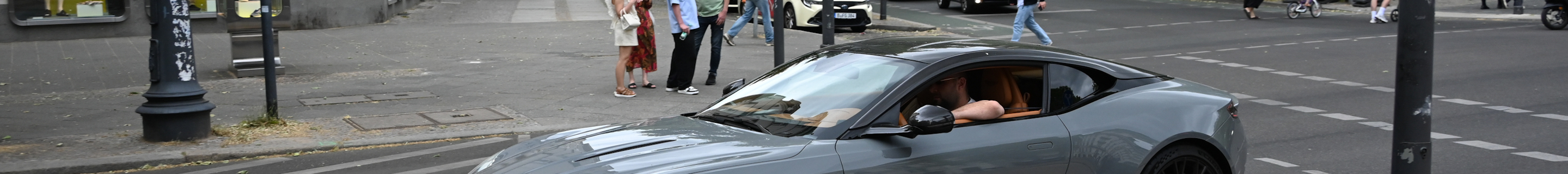 Aston Martin DB12