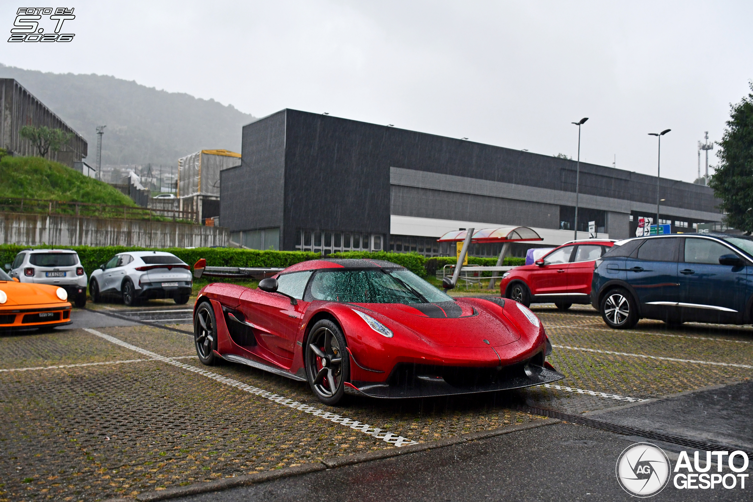 Buitenspelen in de regen met een Koenigsegg Jesko