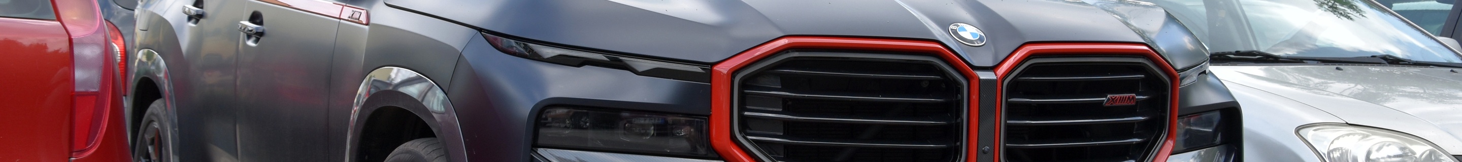 BMW XM G09 Label Red