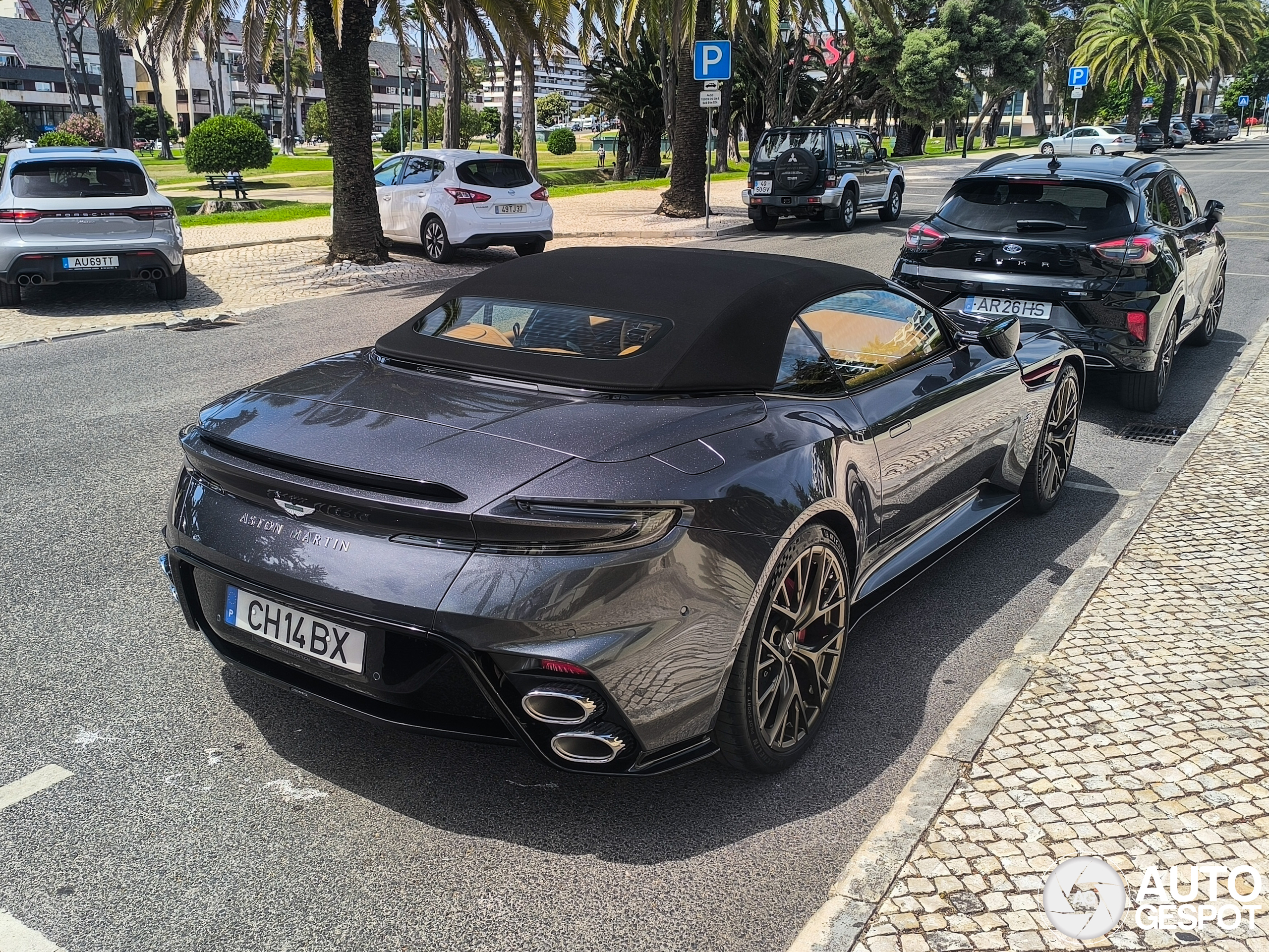 Driemaal de gloednieuwe Aston Martin DB12 S Volante
