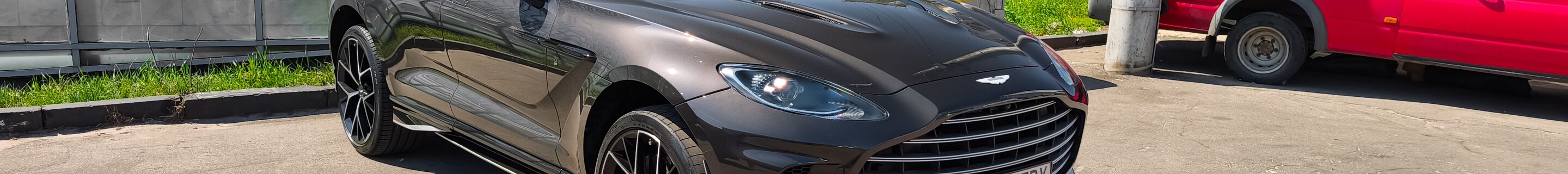 Aston Martin DBX707
