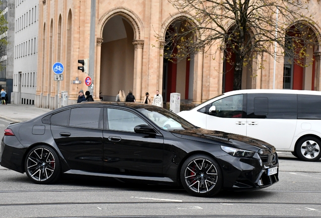 BMW M5 G90