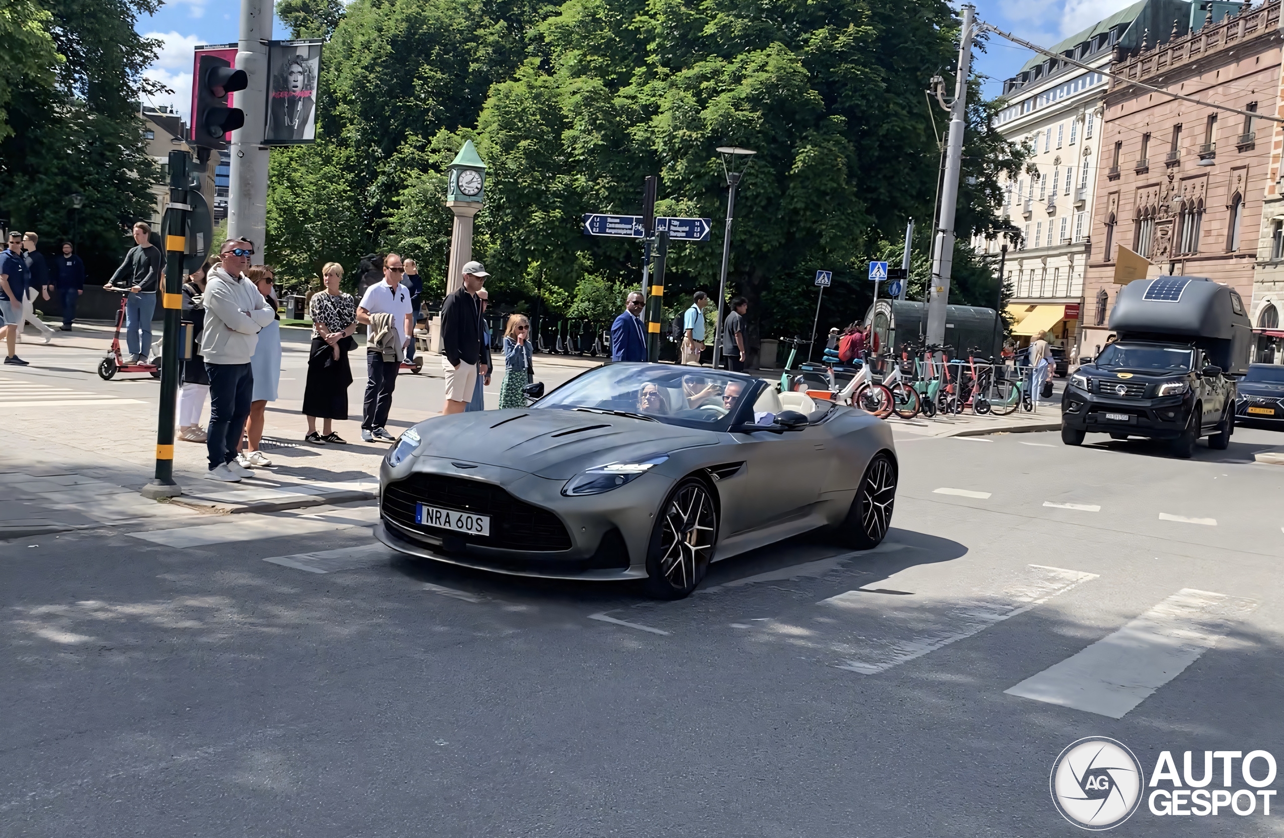 Aston Martin DB12 Volante