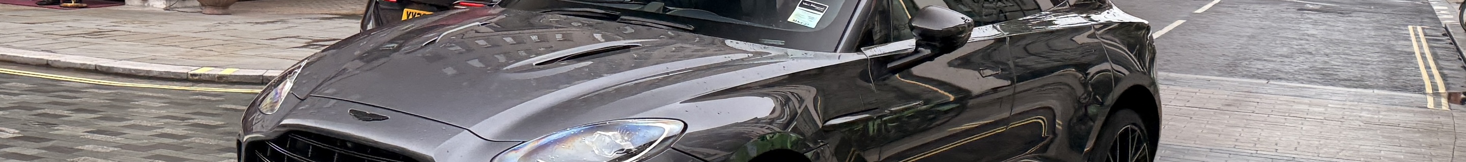 Aston Martin DBX707