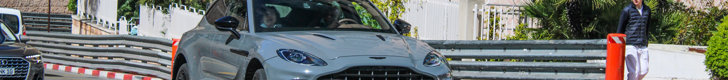 Aston Martin DBX707