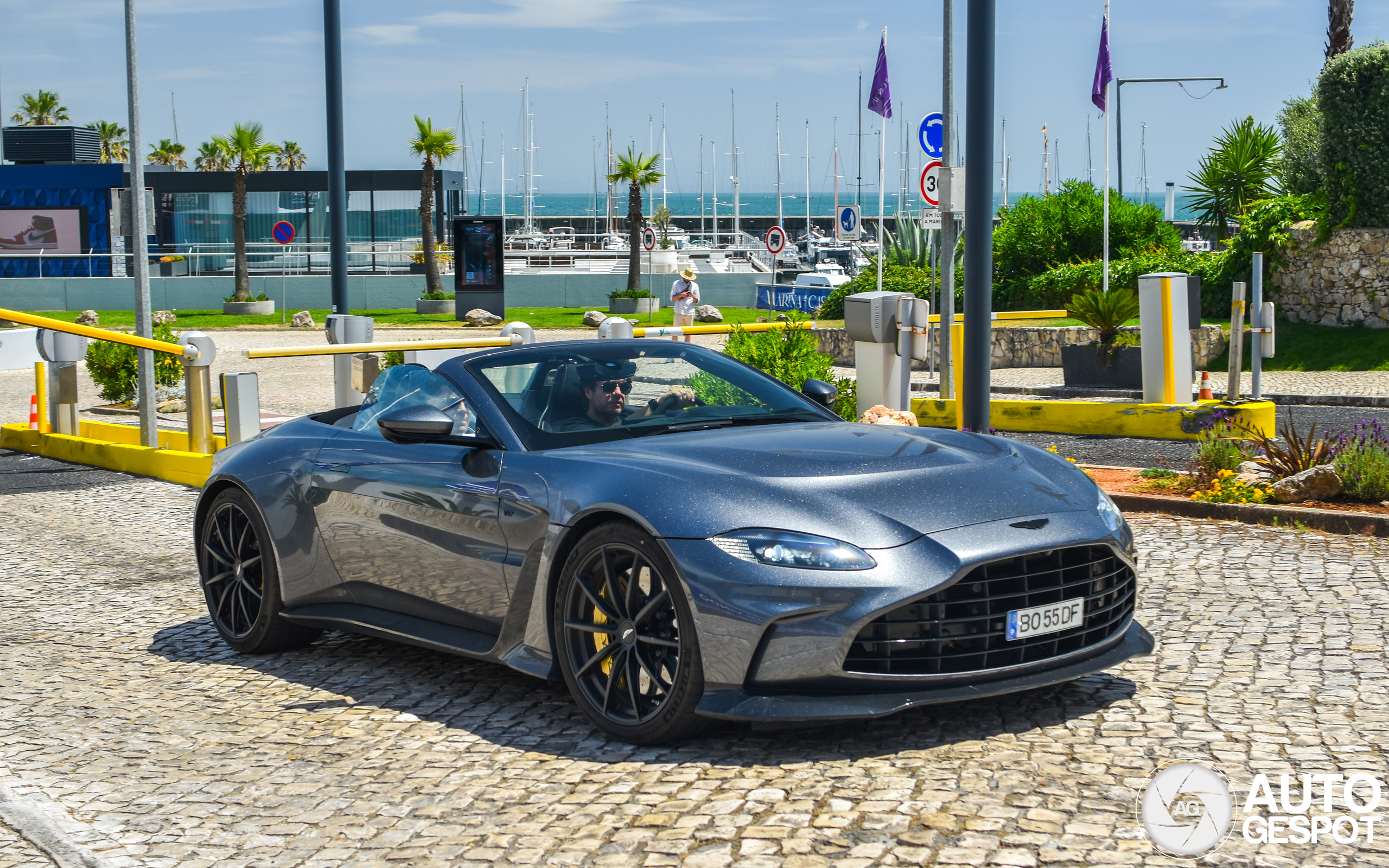 Aston Martin V12 Vantage Roadster 2023