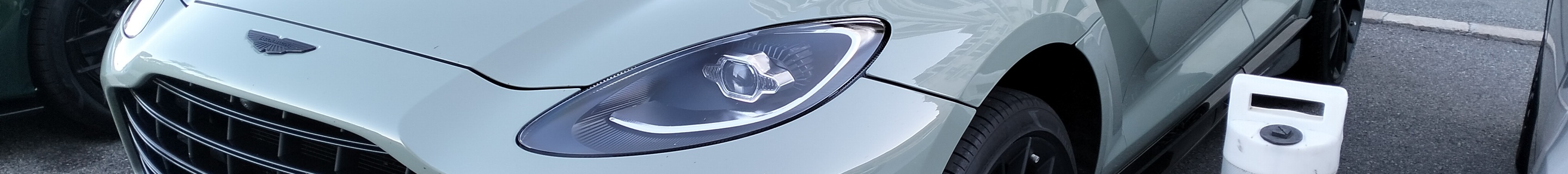 Aston Martin DBX707