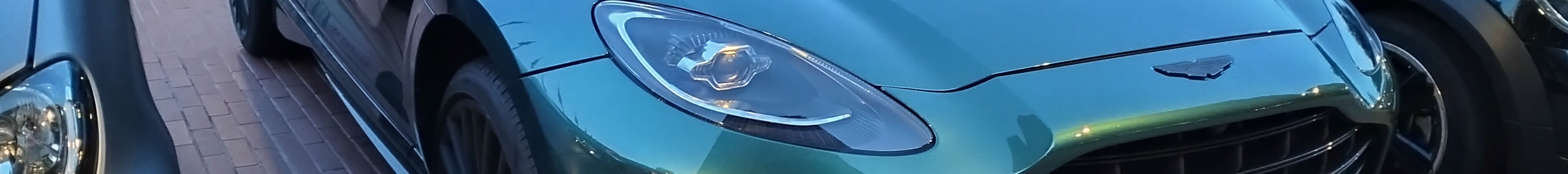 Aston Martin DBX707