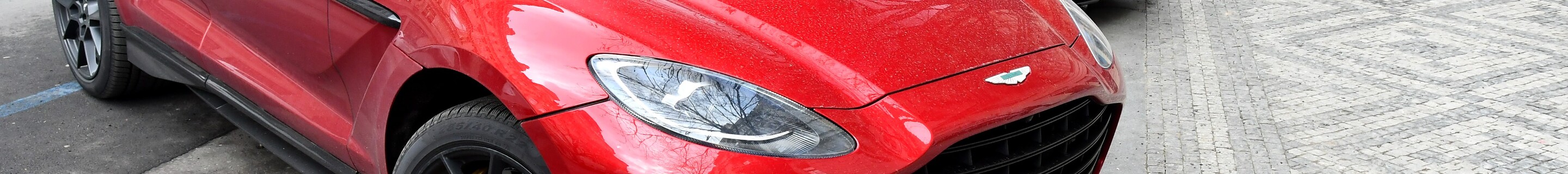 Aston Martin DBX707