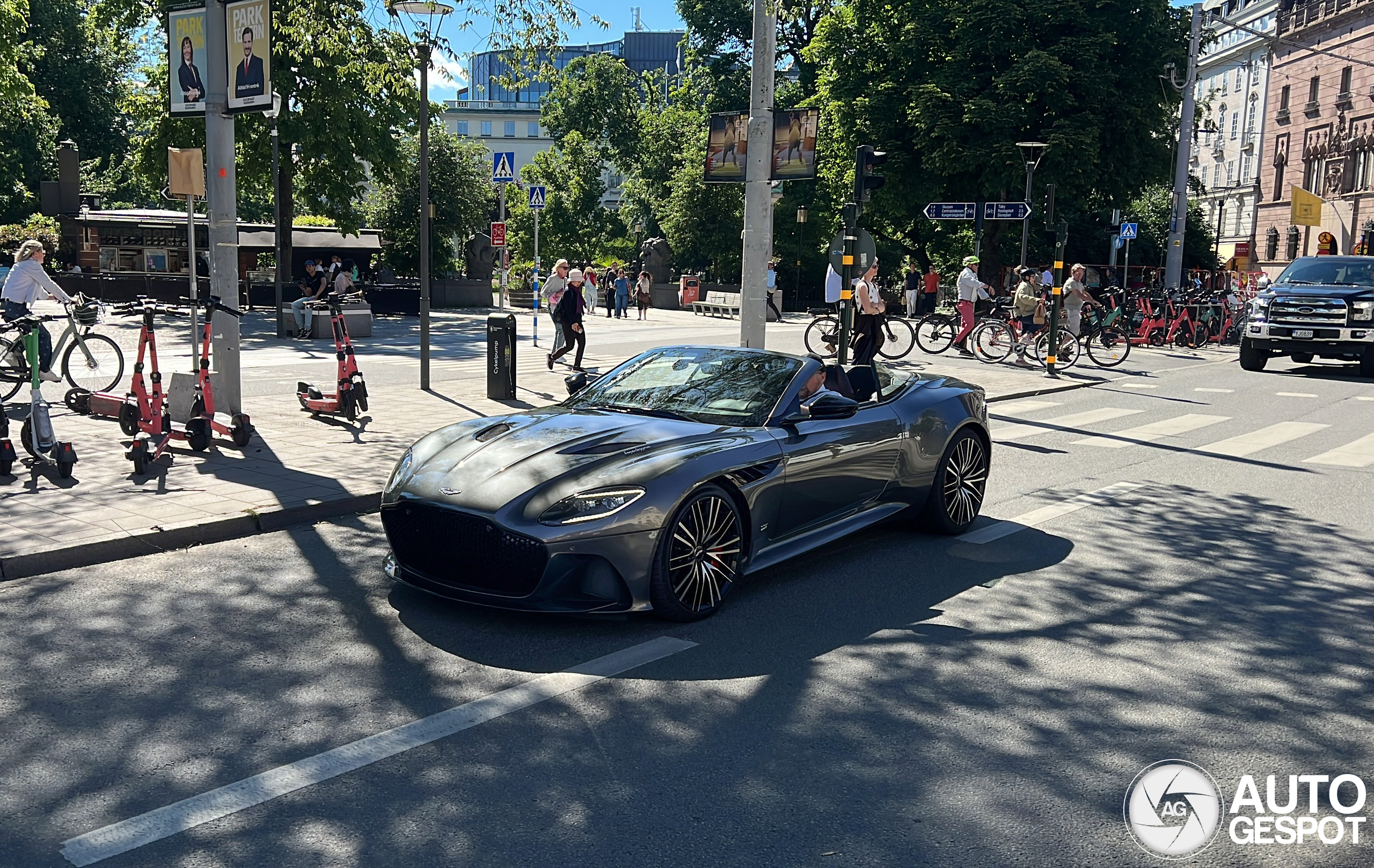 Aston Martin DBS Superleggera Volante