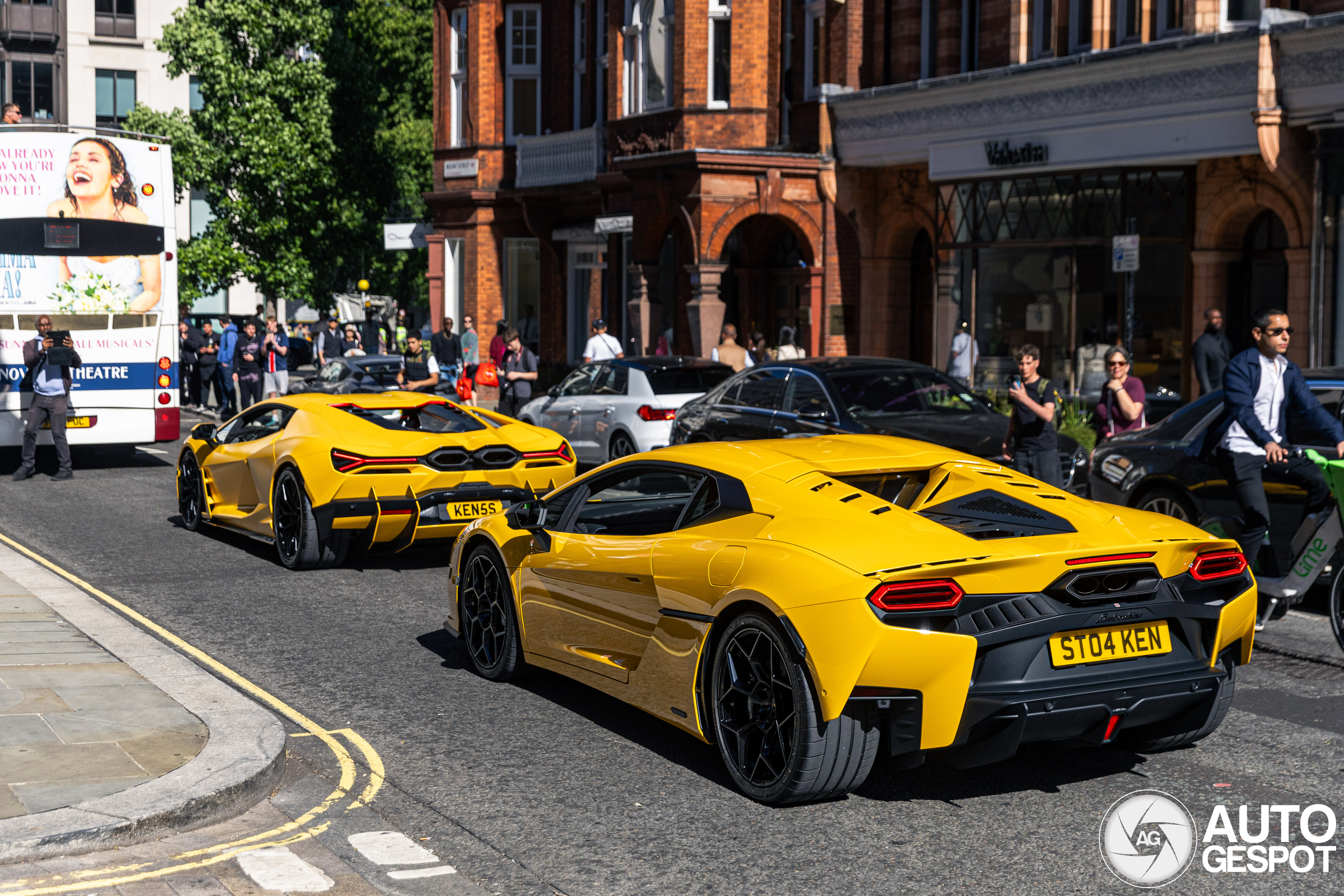 Geel trio van Lamborghini's