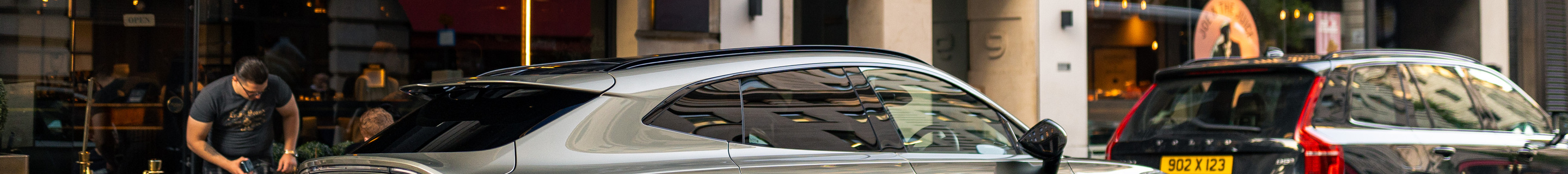 Aston Martin DBX707
