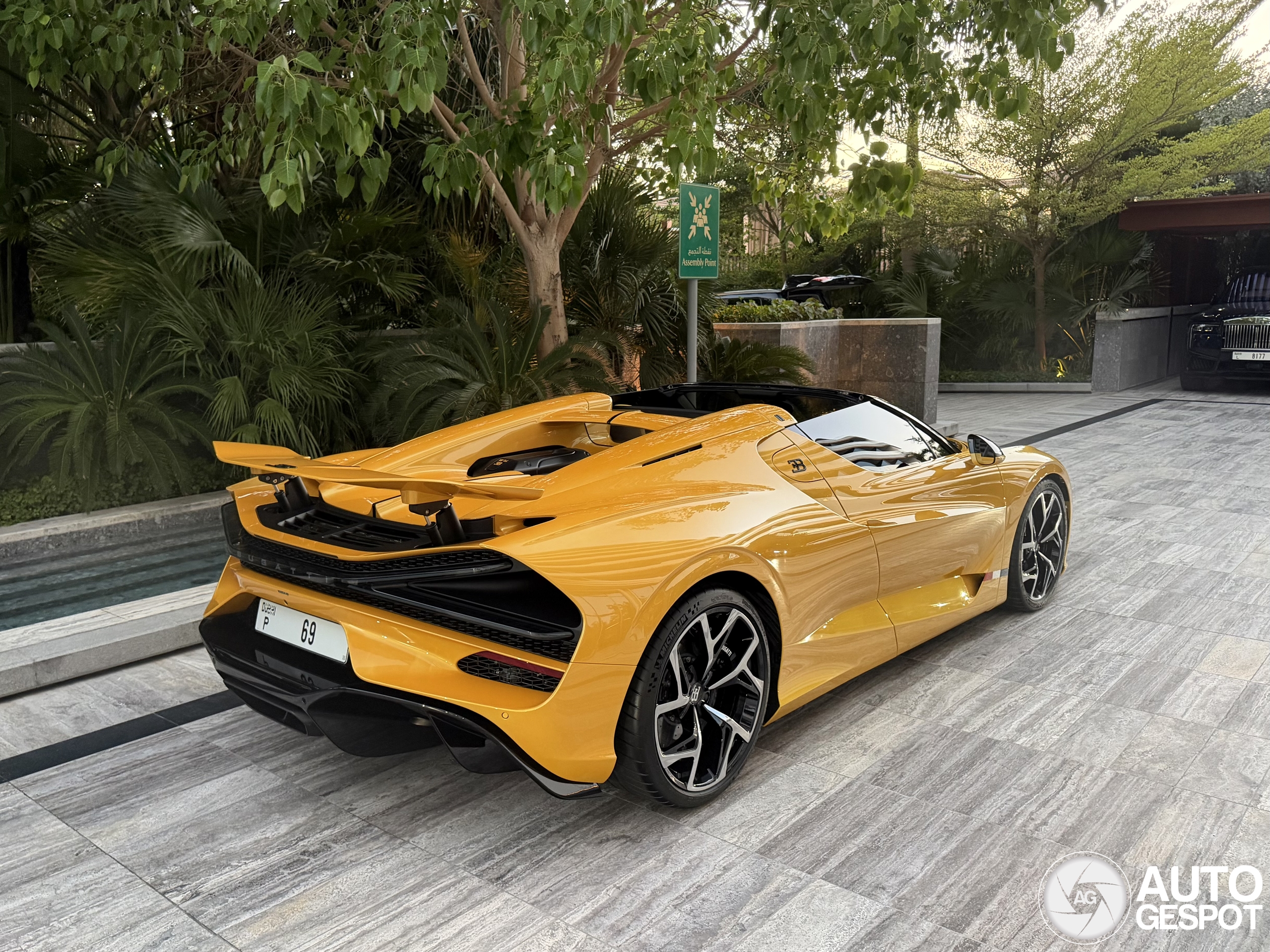 Mercedes kleurtje op de Bugatti Mistral