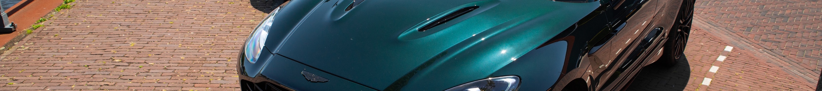 Aston Martin DBX707