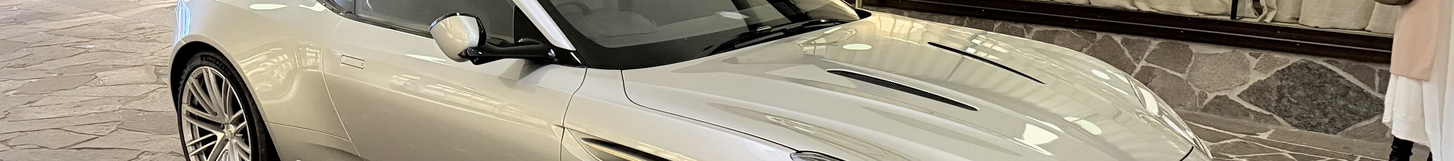 Aston Martin DB12