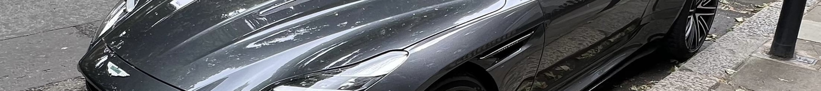 Aston Martin DB12