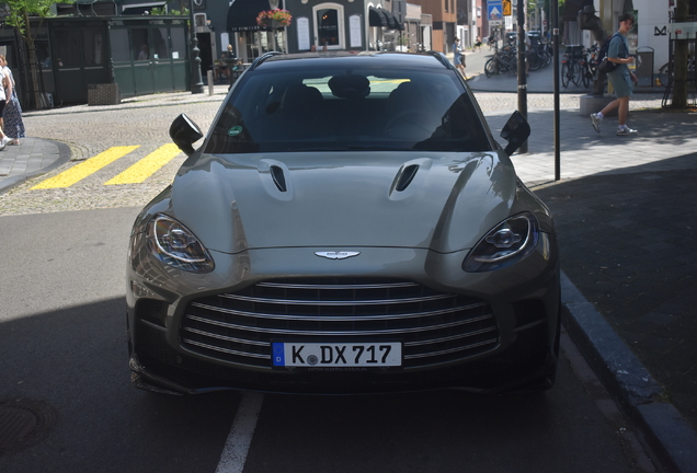 Aston Martin DBX707
