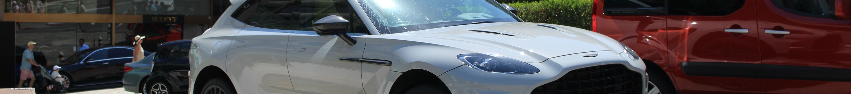 Aston Martin DBX707