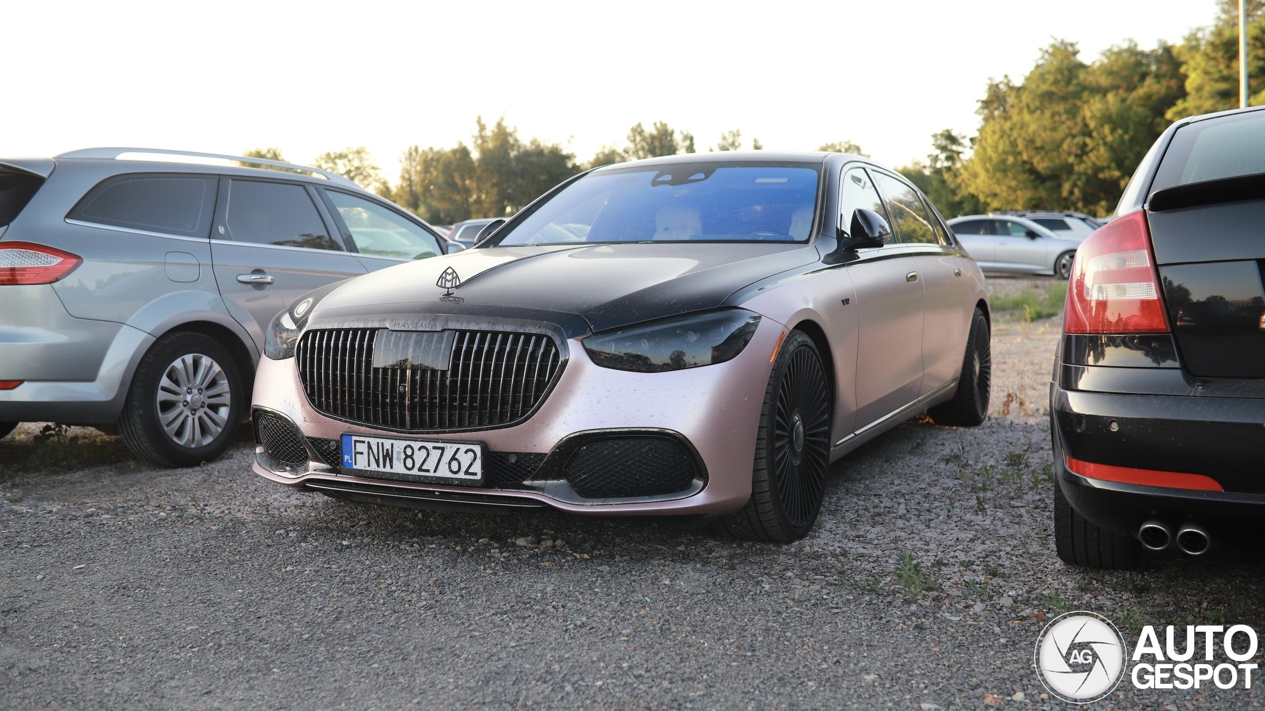 Mercedes-Maybach in een zalmroze jasje gehuld