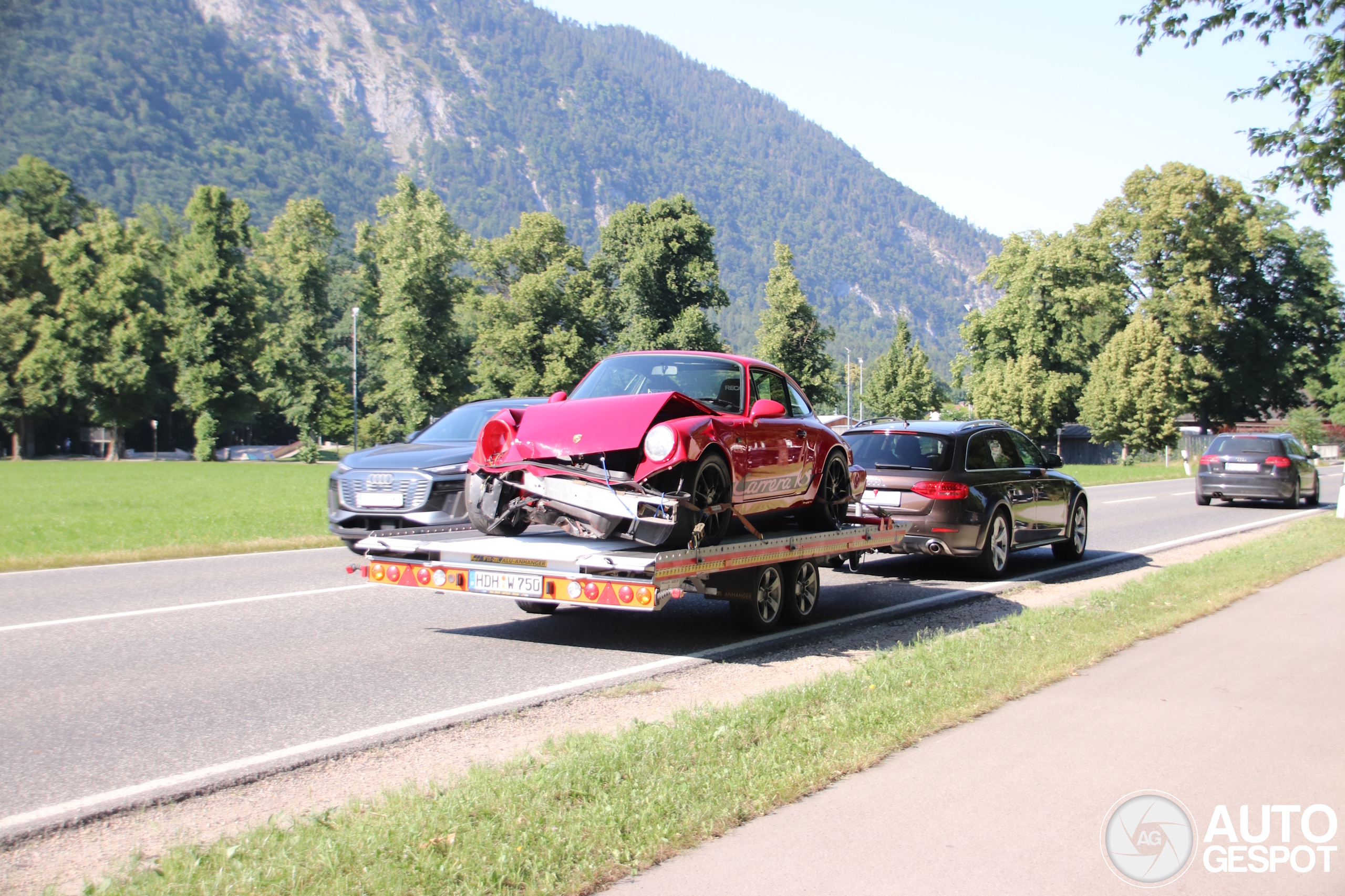 Einde rit: Porsche 964 Carrera RS gespot op trailer in Duitsland