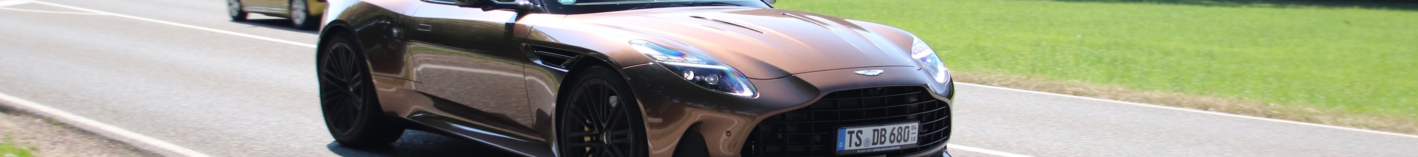 Aston Martin DB12