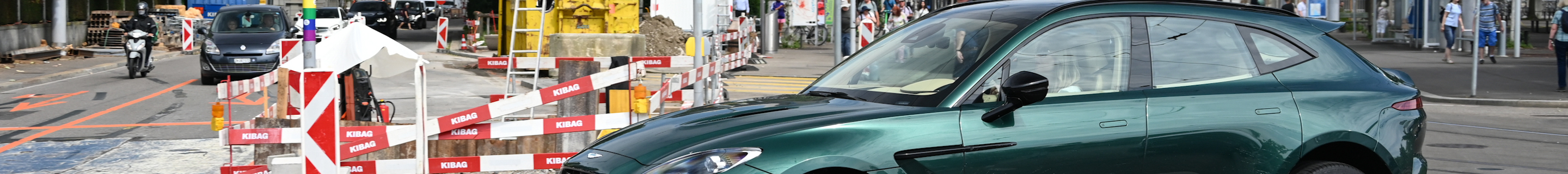 Aston Martin DBX707