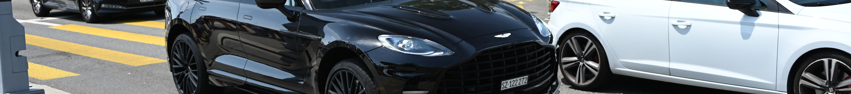 Aston Martin DBX707