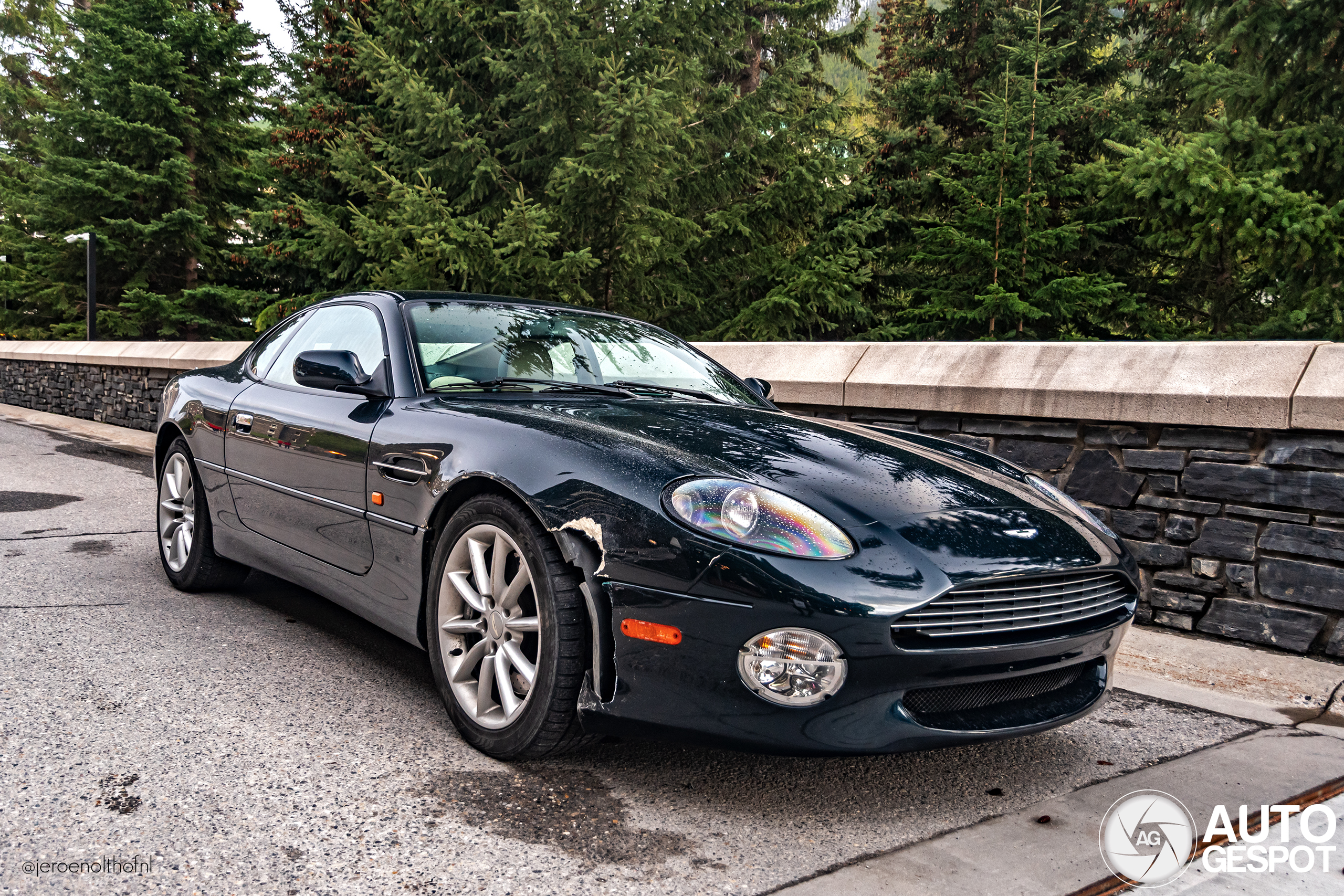 Aston Martin DB7 Vantage loopt schade op door valetparking