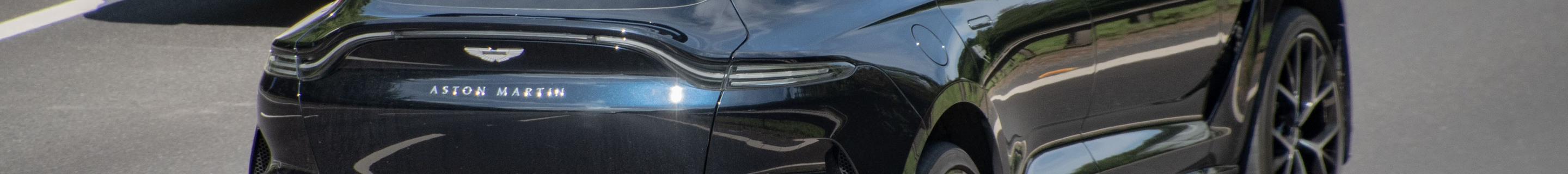 Aston Martin DBX707