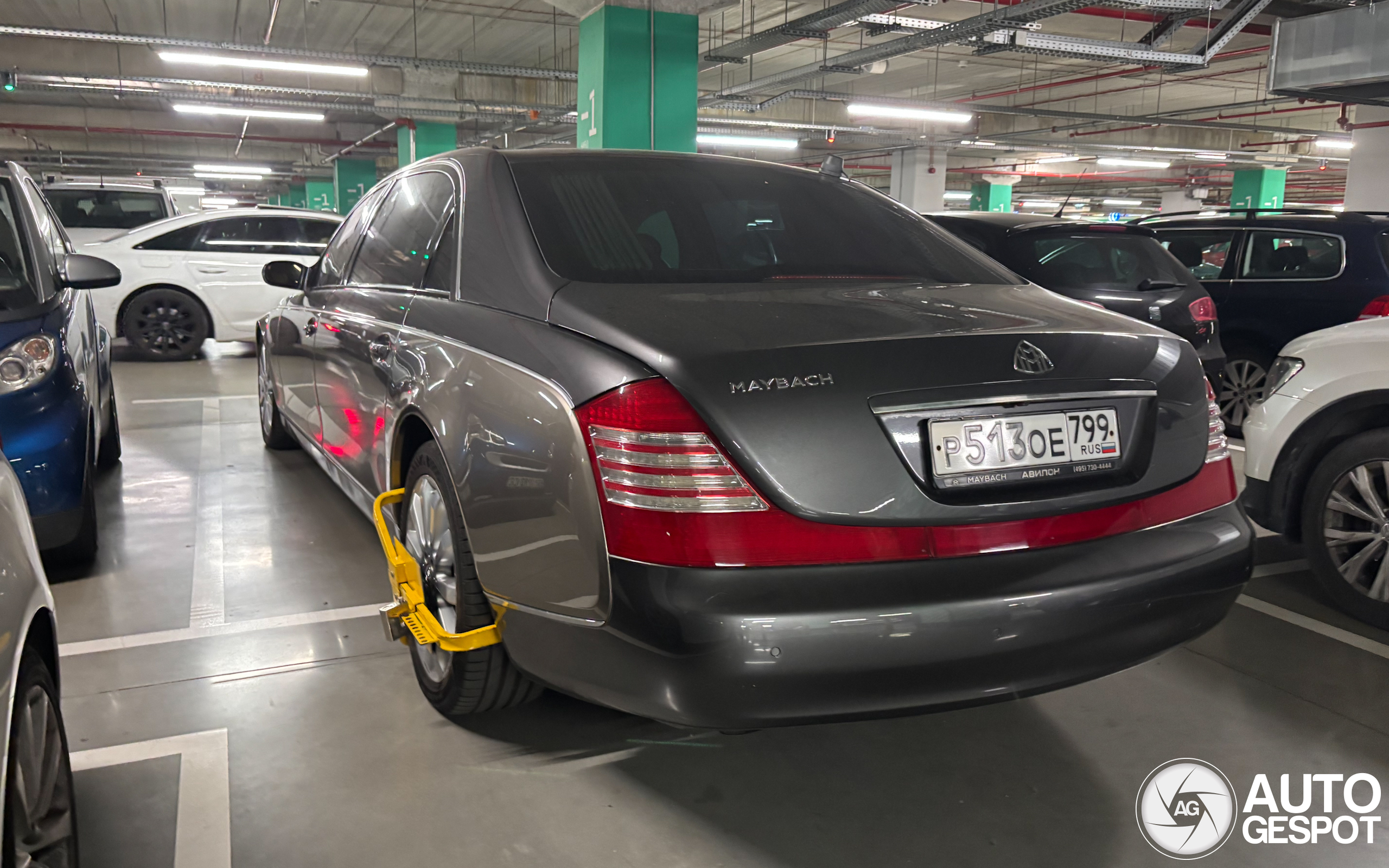 Luxe in de wielklem: Russische Maybach 62 blijft wegkwijnen in Belgrado