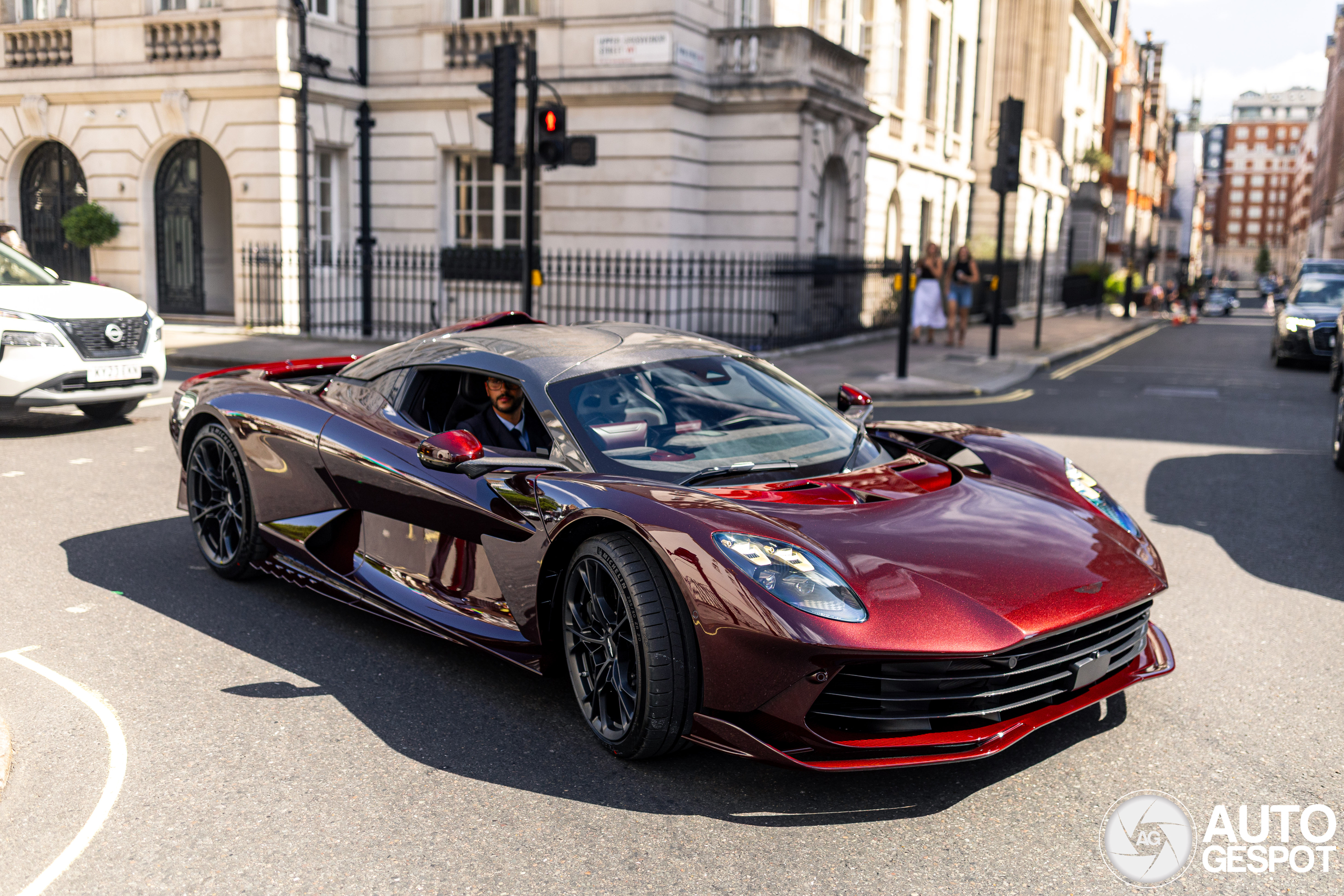 Deze Aston Martin Valhalla is langs 'Q' geweest!