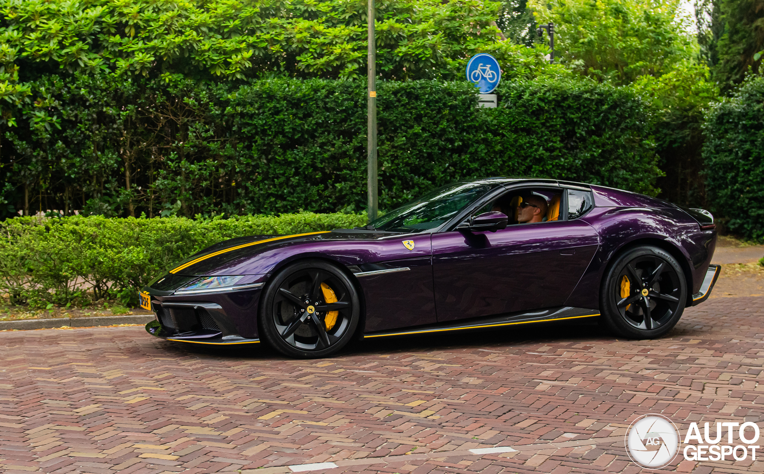 Paarse Ferrari 12Cilindri Spider verovert de Torenlaan