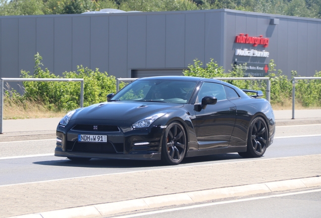 Nissan GT-R 2011