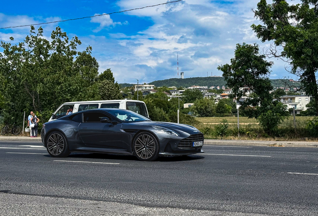 Aston Martin DB12