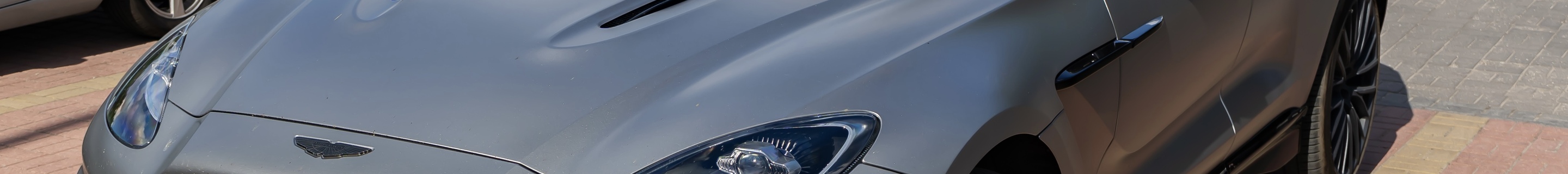 Aston Martin DBX707